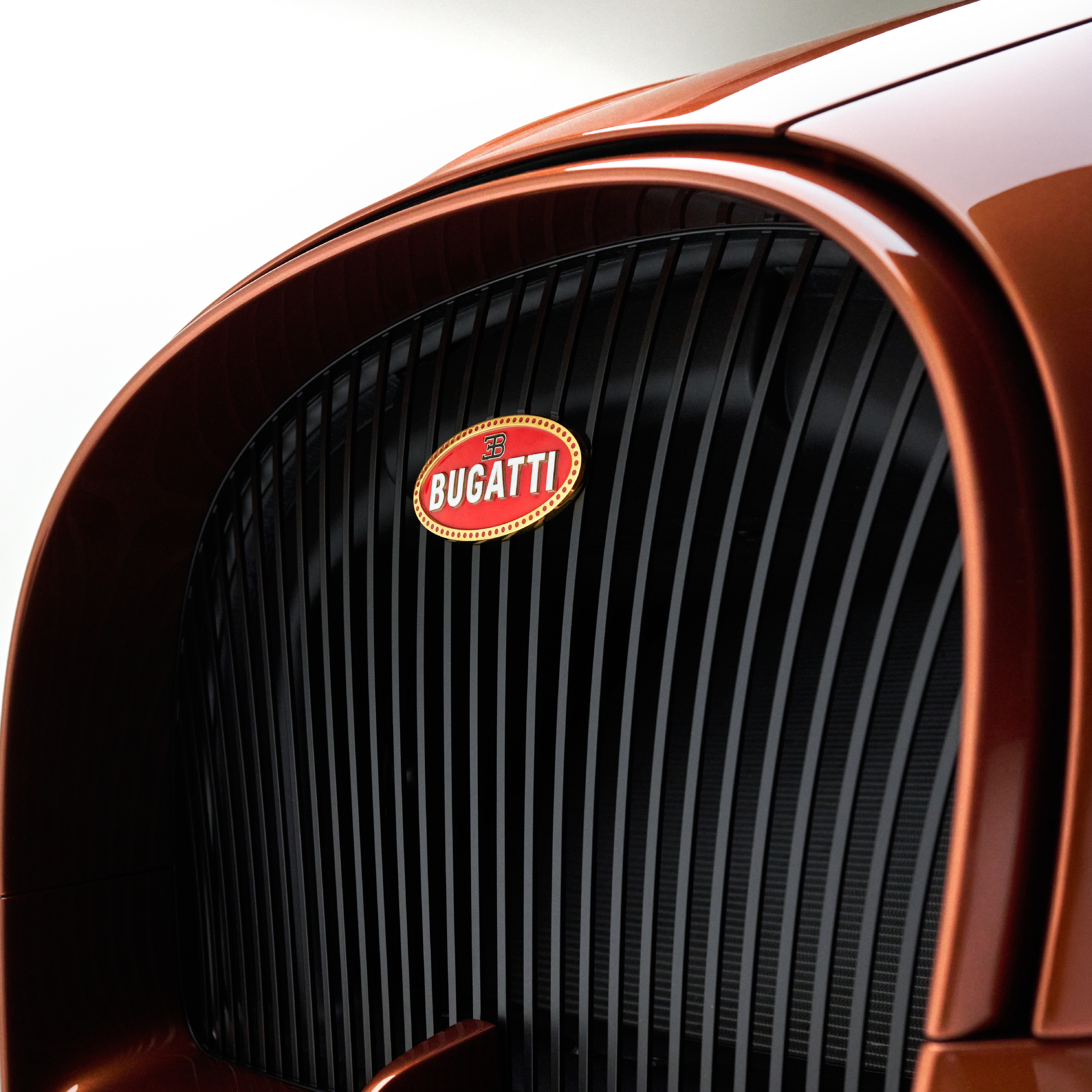 The legendary horseshoe grille of the Bugatti W16 Mistral has been designed to follow the dynamic upward flow of the hood.